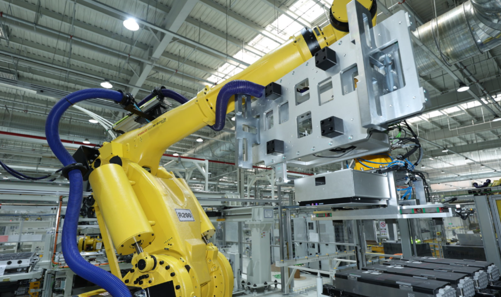 Heavy-duty industrial robots and automated assembly lines