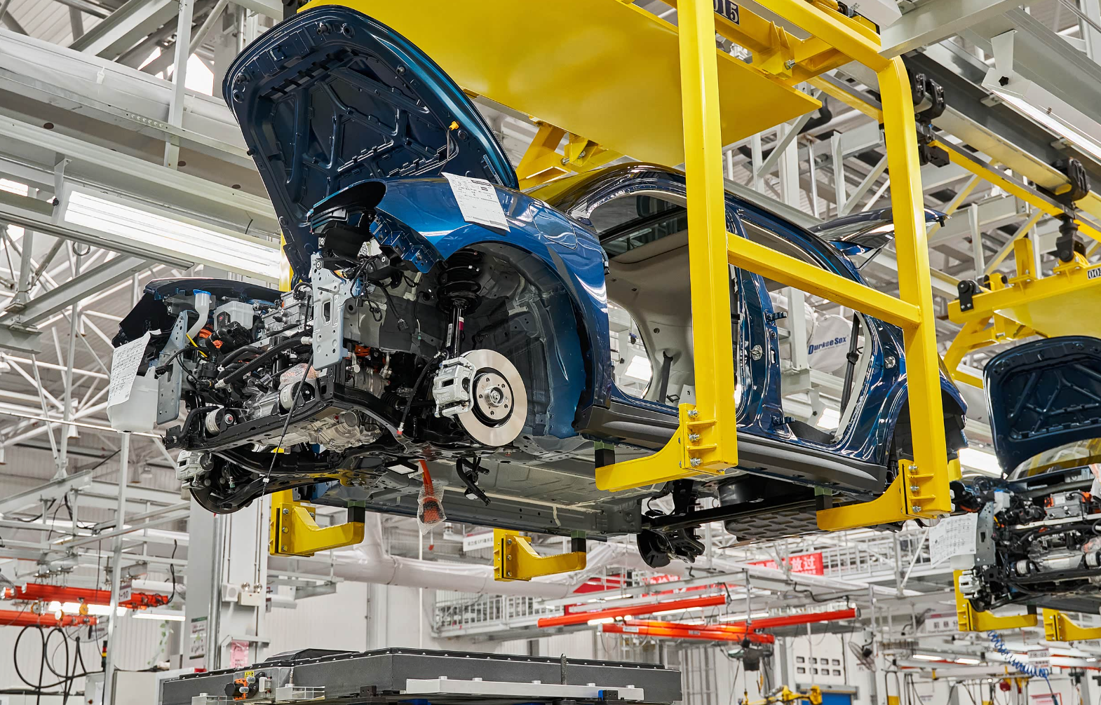 Overhead conveyor line for automotive assembly